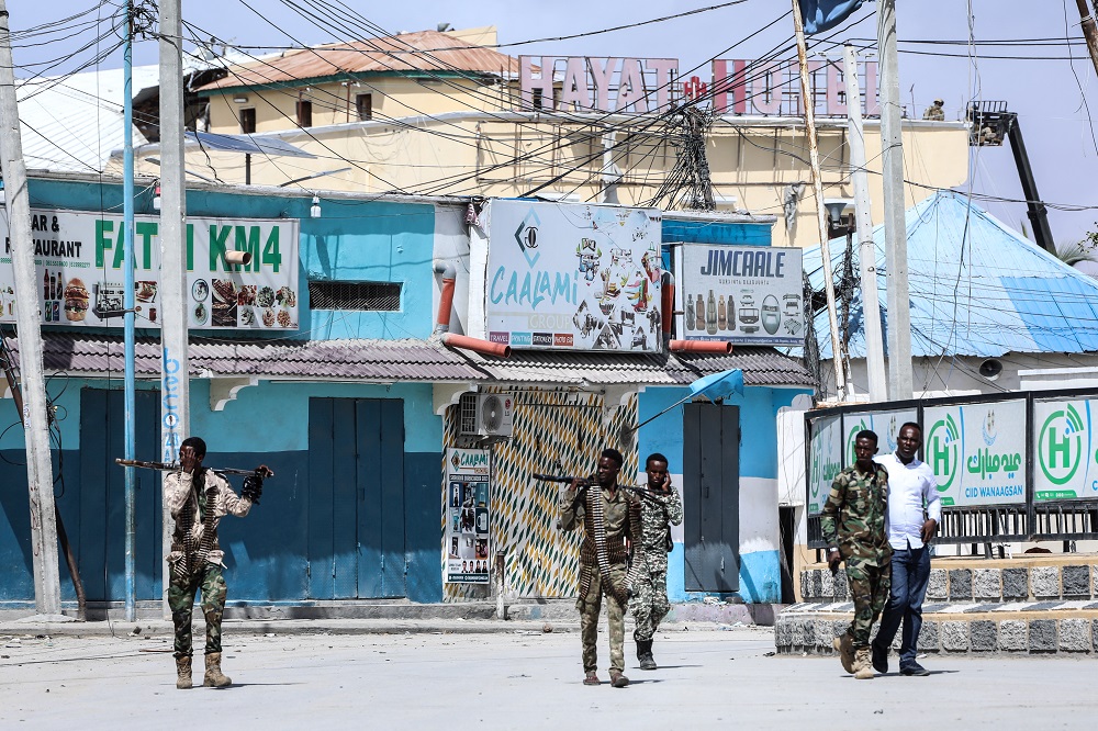 Grupo ligado à Al-Qaeda sequestra hotel na Somália, dispara contra civis e deixa 13 mortos