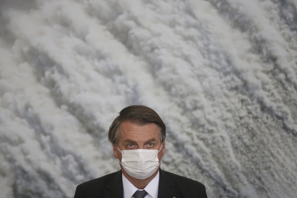 Alvo de inquérito do TSE, Bolsonaro sobe tom contra Barroso: ‘Não aceitarei intimidações’