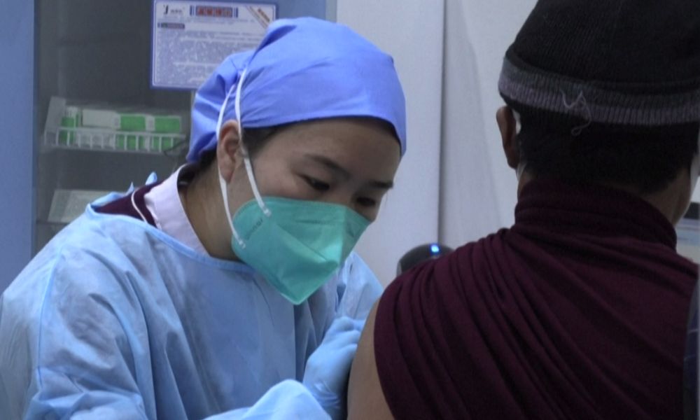 China cede aos protestos contra a rígida política de Covid-19 e vai acelerar vacinação entre idosos