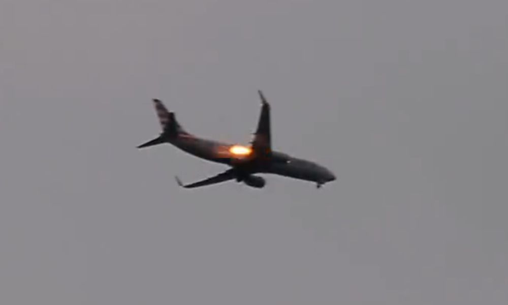 Avião colide com pássaro nos EUA e motor pega fogo minutos após a decolagem