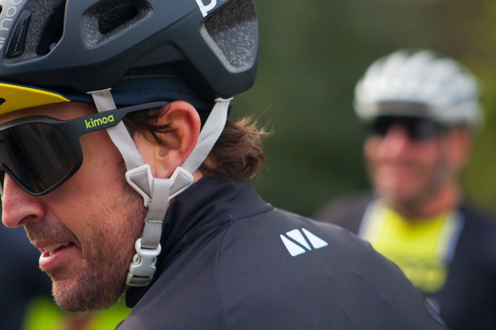 Fernando Alonso passa por cirurgia na mandíbula após acidente de bicicleta