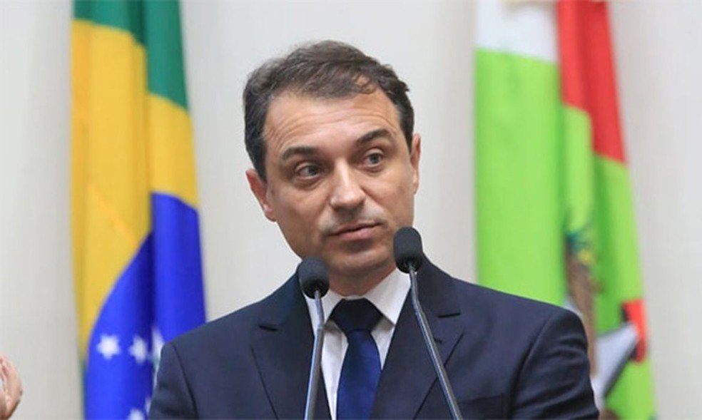 Governador de Santa Catarina é absolvido em processo de impeachment e volta ao cargo