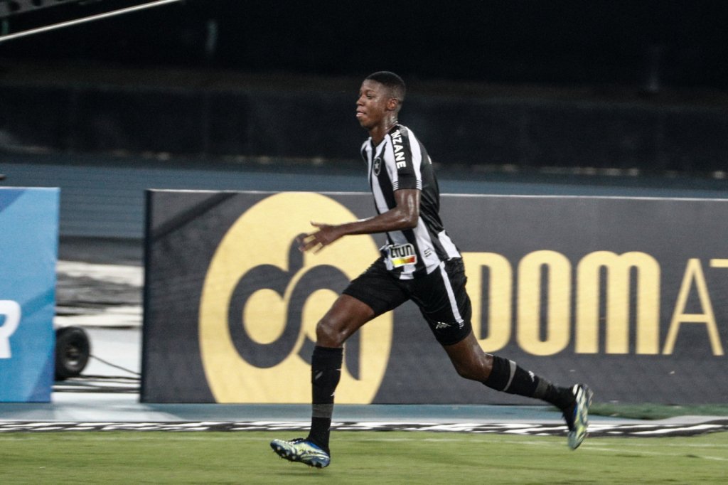 Exclusivo: Corinthians consultou atacante Matheus Babi, do Botafogo, no começo de 2021
