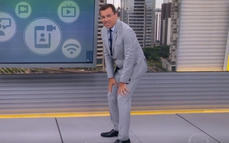Bocardi tem problema com telão e decide agachar ao vivo durante jornal na Globo; assista