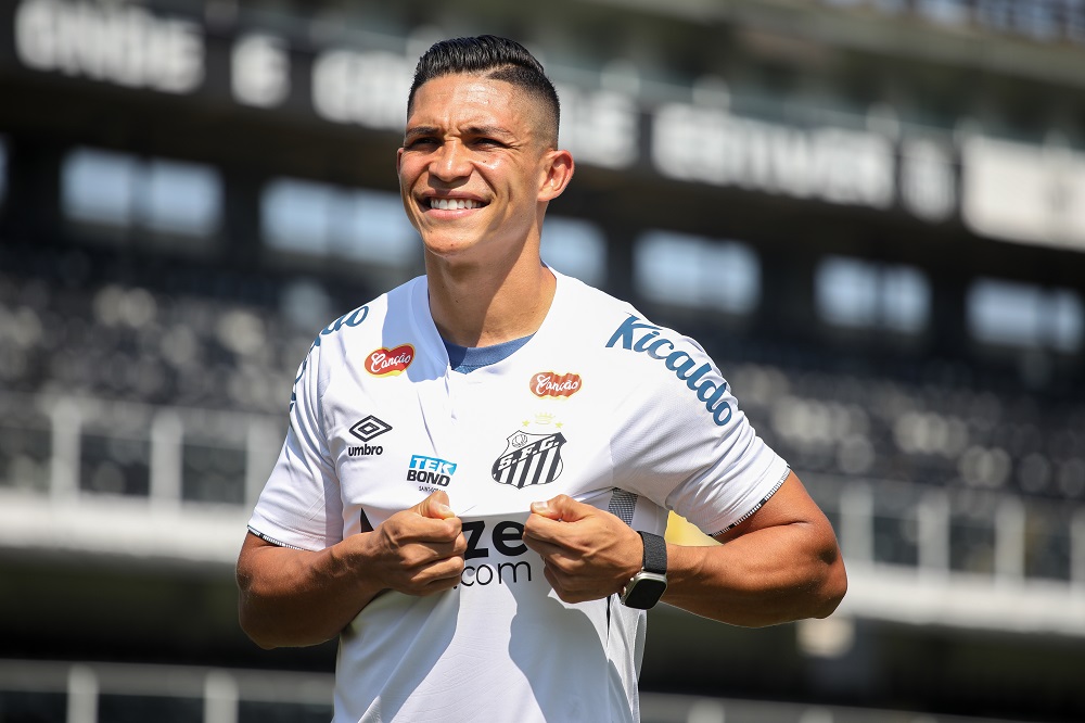 Após período de testes em 2015, Rodrigo Ferreira volta ao Santos ‘mais maduro’ e diz que ‘não tem como negar’ convite do clube