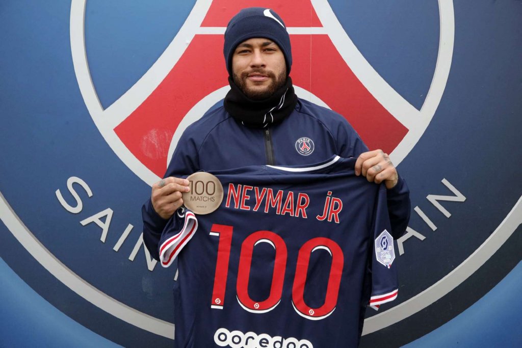 Neymar recebe medalha do PSG em comemoração pelos 100 jogos no clube