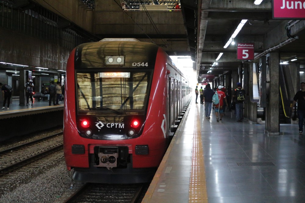 Mulher é atropelada por trem da CPTM em São Paulo
