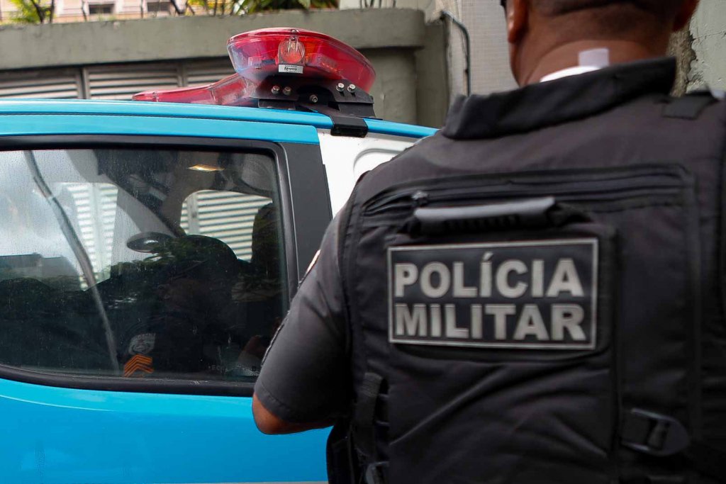 Polícia Militar detém três pessoas por jogarem fogos na frente de hotel do Inter no RJ