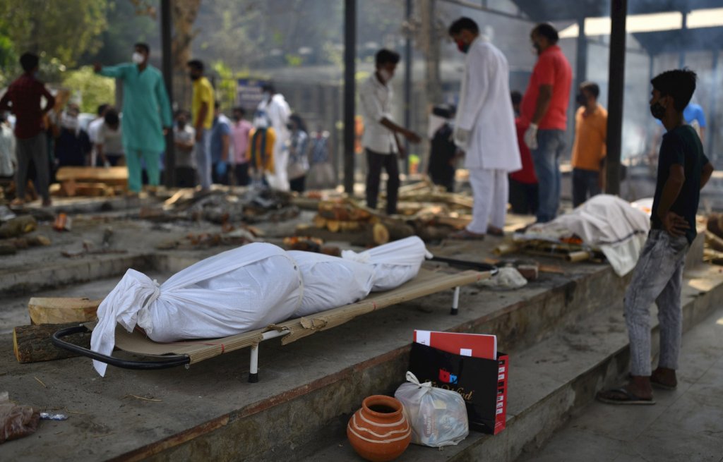 Em colapso, Índia tem fogueiras improvisadas para cremar vítimas da Covid-19