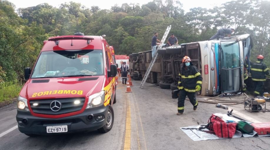 Tombamento de ônibus deixa sete mortos em rodovia do Estado de São Paulo neste sábado