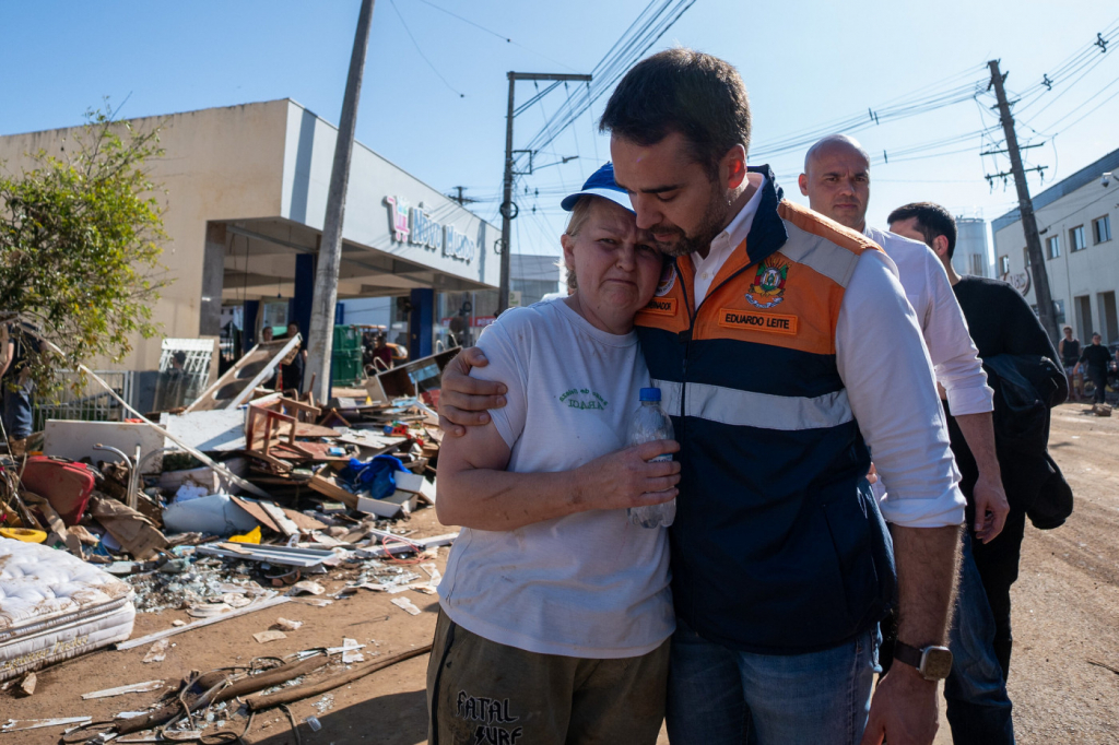 Famílias desalojadas por ciclone poderão receber auxílio de R$ 2.500, afirma Eduardo Leite