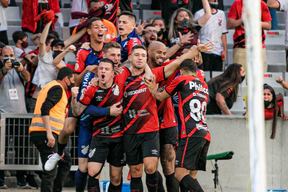 Gabigol marca duas vezes, mas Flamengo leva empate no fim e sai de campo na bronca com o VAR