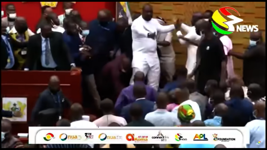Deputados do parlamento de Gana trocam socos durante sessão; assista