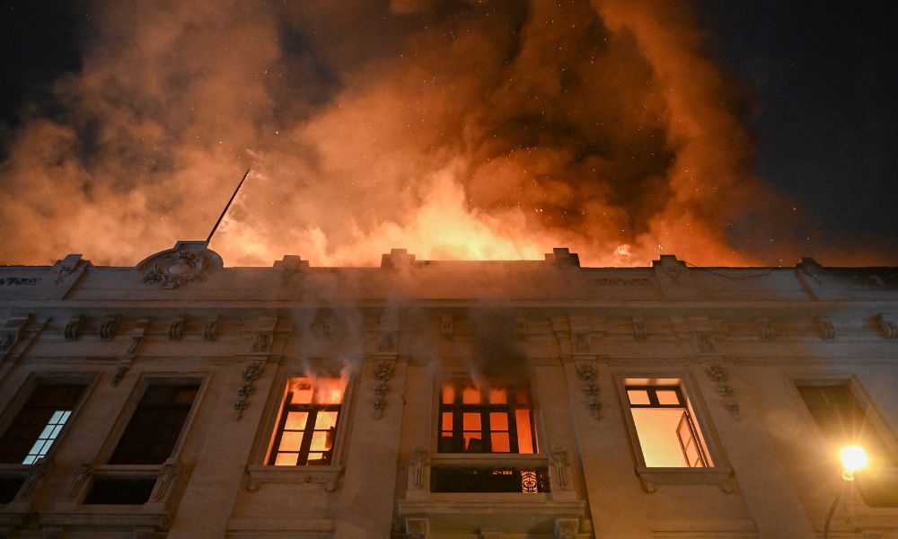 Protestos para consolidar ‘tomada de Lima’ têm confronto violento com a polícia e incêndio em prédio