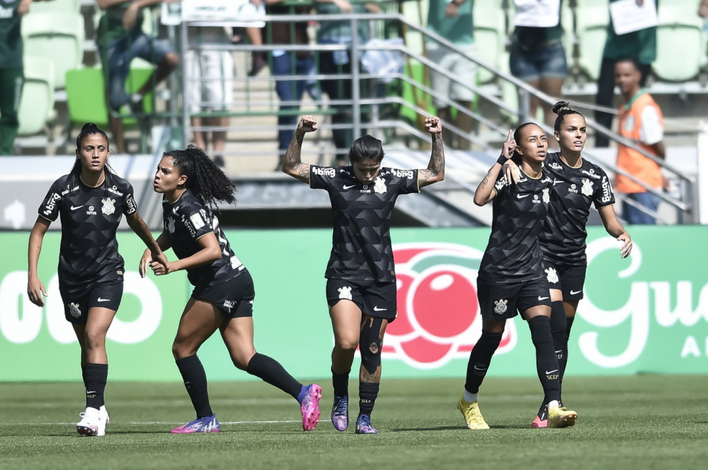 Corinthians goleia o Palmeiras e avança à sexta final consecutiva do Brasileirão feminino