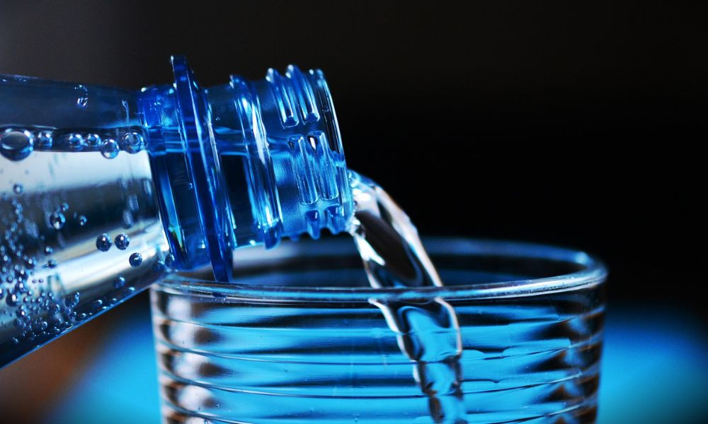 Consumir dois litros de água por dia não é mais uma necessidade, aponta estudo