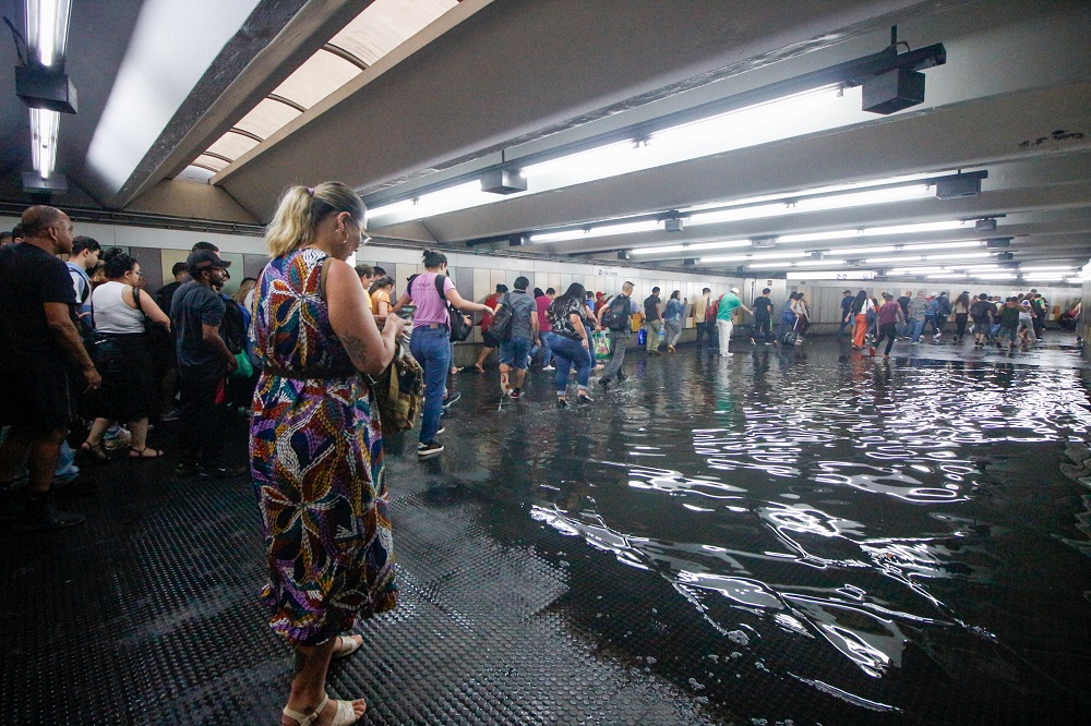 Estações da Linha 1-Azul do metrô voltam a funcionar em São Paulo 