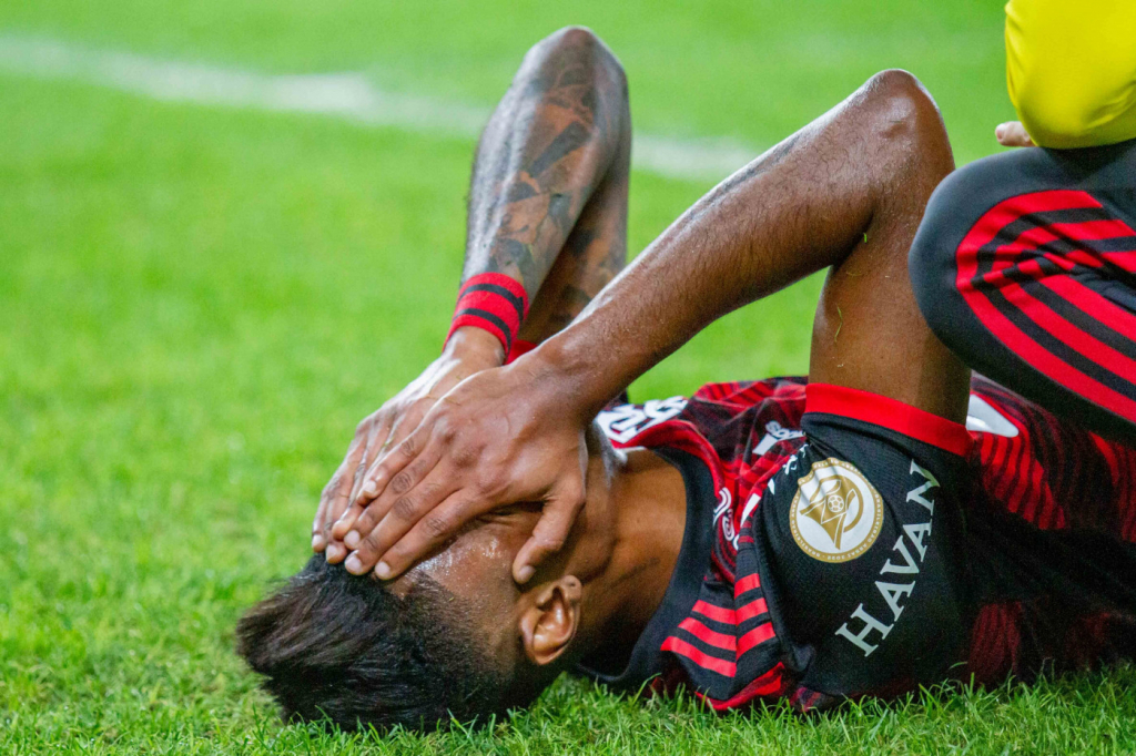 Bruno Henrique vai passar por cirurgia e pode voltar ao Flamengo somente na metade de 2023