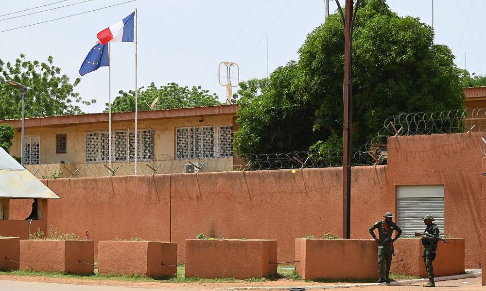França fecha embaixada no Níger por tempo indeterminado devido a ‘obstáculos impostos por golpistas’