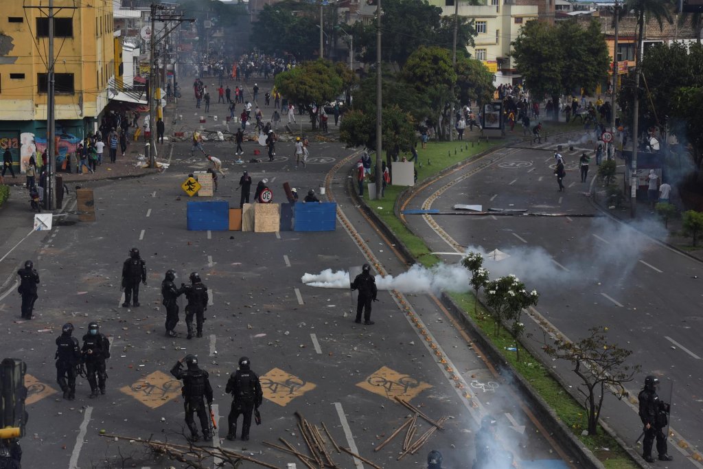 Projeto de reforma tributária gera onda de protestos violentos na Colômbia; entenda