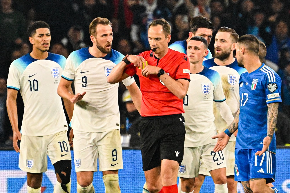 Uefa promete punir jogadores que intimidarem árbitros na Eurocopa