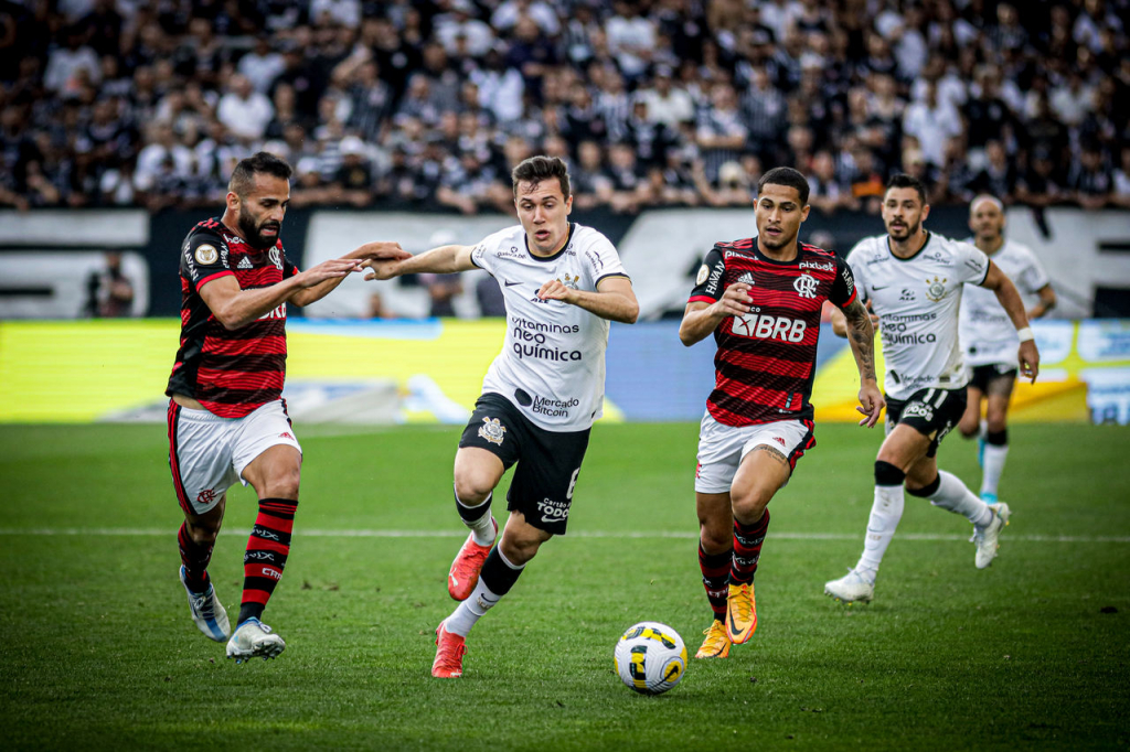Com gol contra, Corinthians vence o Flamengo pelo Campeonato Brasileiro