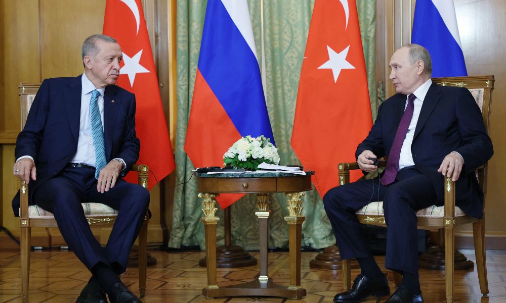 Putin e Erdogan se reúnem para discutir acordo de grãos enquanto Rússia bombardeia portos da Ucrânia