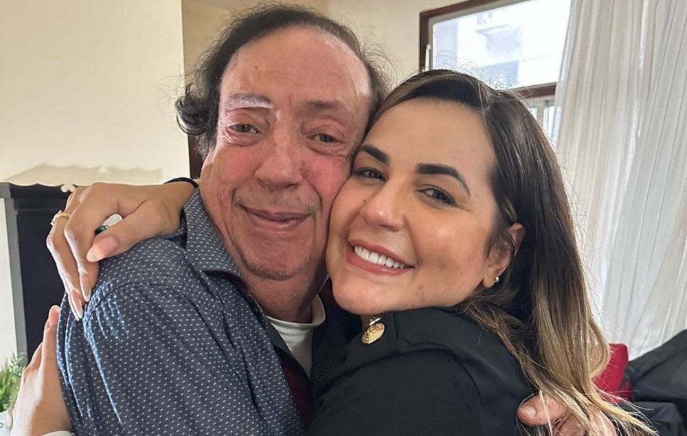 Deolane Bezerra visita Marcos Oliveira, o ‘Beiçola’, e doa R$ 50 mil ao ator