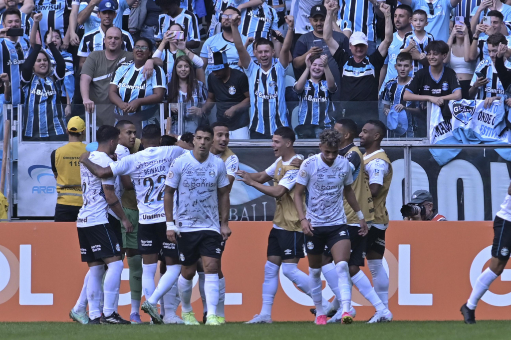 Com direito a ‘lei do ex’, São Paulo leva virada do Grêmio no Brasileirão