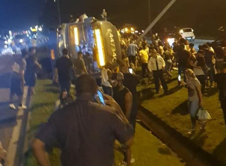 Uma passageira morre e 34 ficam feridos em acidente com ônibus BRT no Rio