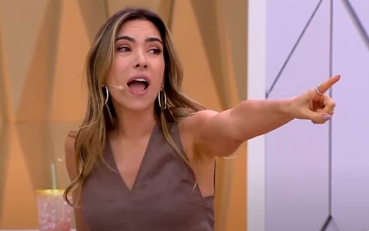 Patricia Abravanel tropeça e cai ao vivo no programa ‘Vem Pra Cá’; veja