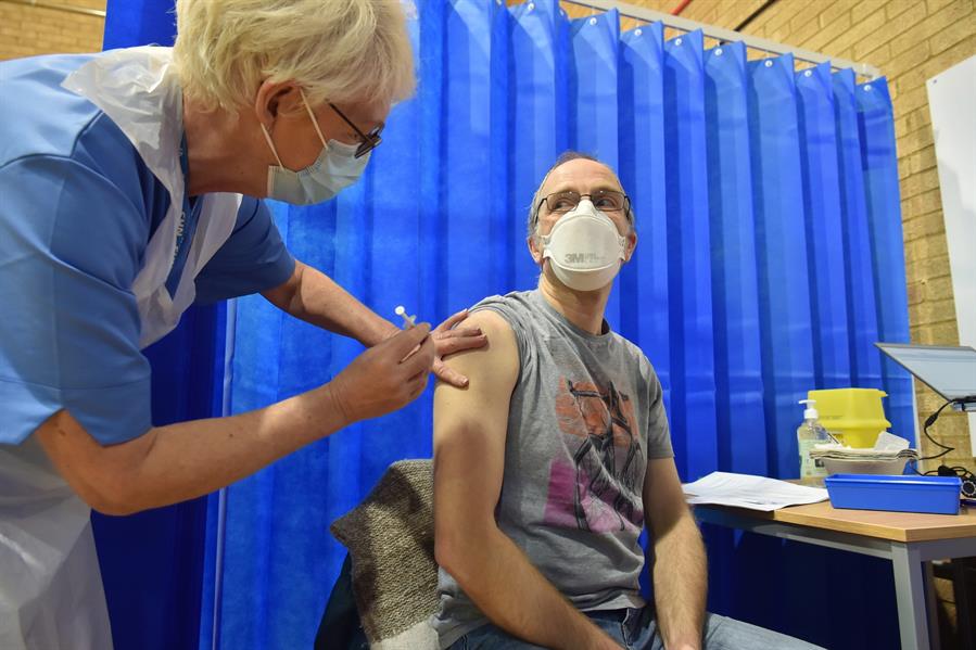 Reino Unido se torna primeiro país a iniciar vacinação em massa contra Covid-19