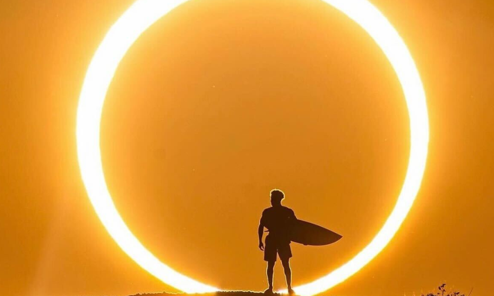 Ítalo Ferreira choca a internet ao posar para foto inédita durante eclipse anular do sol: ‘Rodou o mundo’