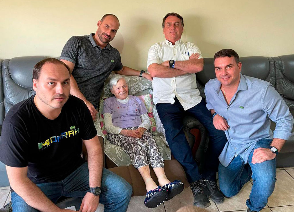 Netos de Olinda Bolsonaro fazem homenagens à avó após morte