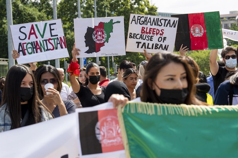 Talibã tenta se mostrar moderado, nega retaliações e promete direitos a mulheres dentro da lei islâmica