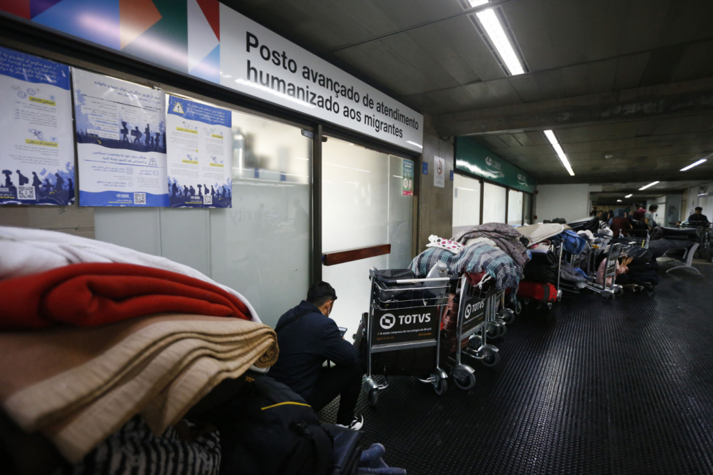Refugiados afegãos no Aeroporto de Guarulhos enfrentam surto de sarna