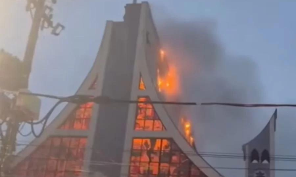 Igreja pega fogo após ser atingida por um raio na Grande SP; assista