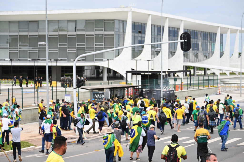 CBF condena invasão em Brasília e diz que camisa da seleção é ‘símbolo de alegria’