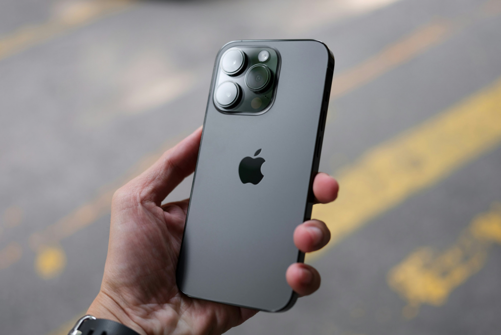 Apple planeja lançar iPhone dobrável em 2026 
