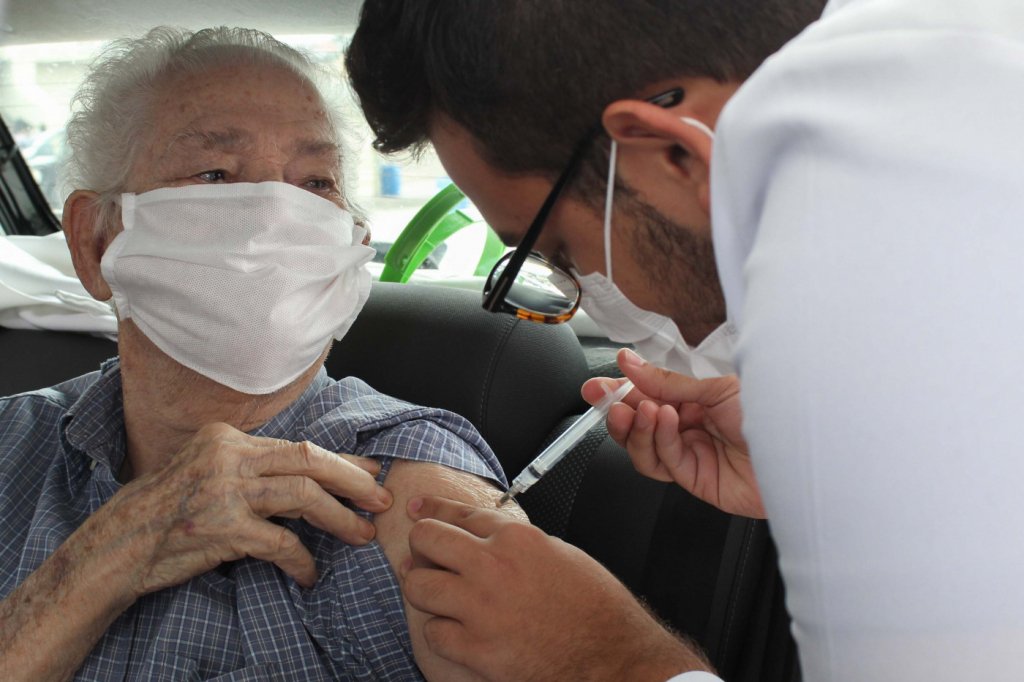 Confira onde levar idosos para serem vacinados em São Paulo