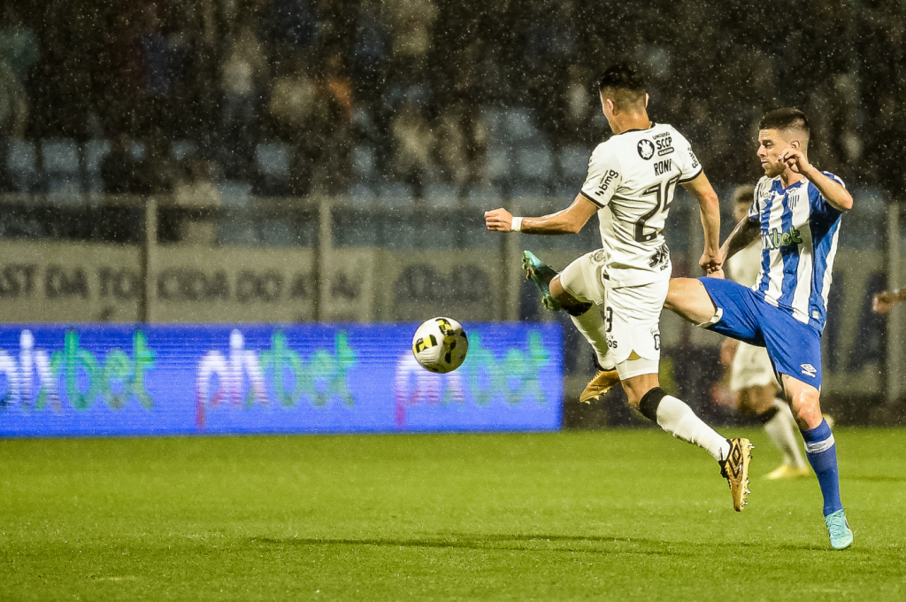 Debaixo de chuva, Corinthians busca empate com o Avaí pelo Brasileirão