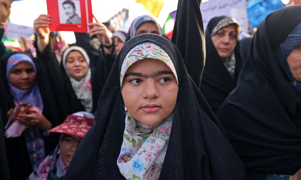 Polícia do Irã reforça controle sobre mulheres com patrulha para punir quem não usa véu