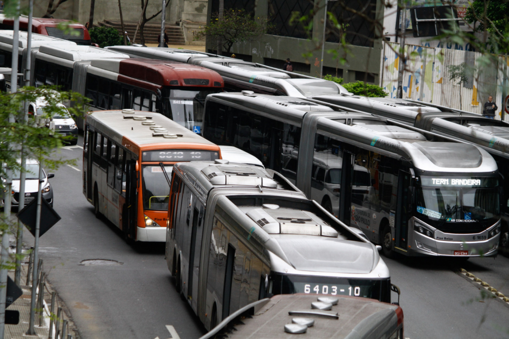 Motoristas e cobradores de ônibus de São Paulo confirmam greve nesta terça