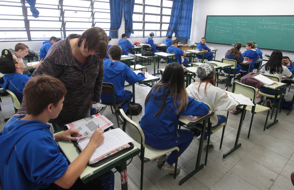 Governo de São Paulo pagará R$ 1 mil para manter alunos na escola