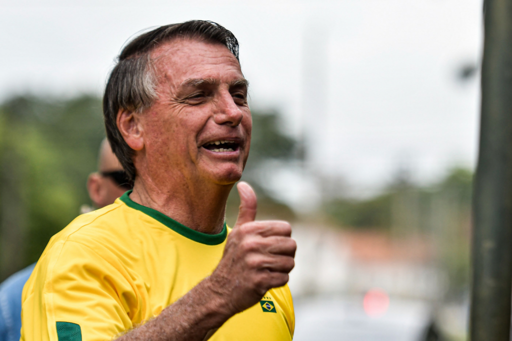 Bolsonaro diz ter ‘confiança total’ para segundo turno e critica institutos de pesquisa