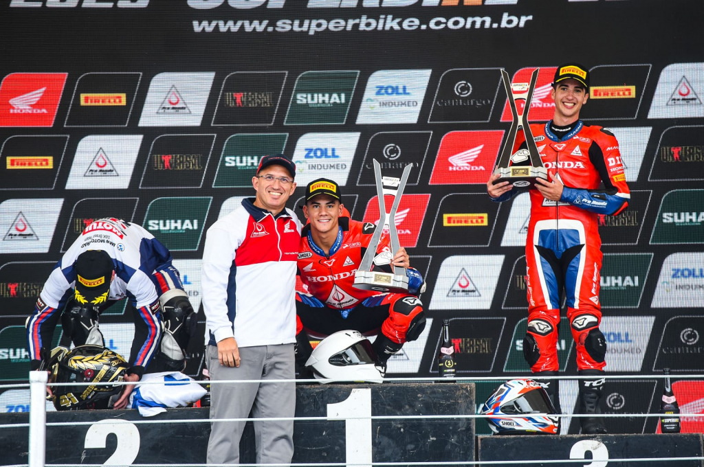 Piloto da Honda Racing vence a grande final da Superbike em Interlagos, dá show na última volta e conquista o vice-campeonato
