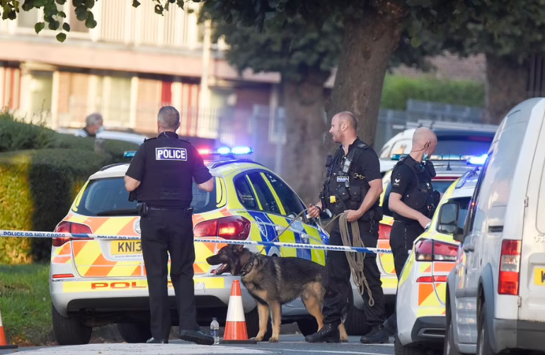 Jovem de 23 anos mata cinco pessoas em tiroteio na Inglaterra, incluindo criança de 5 anos