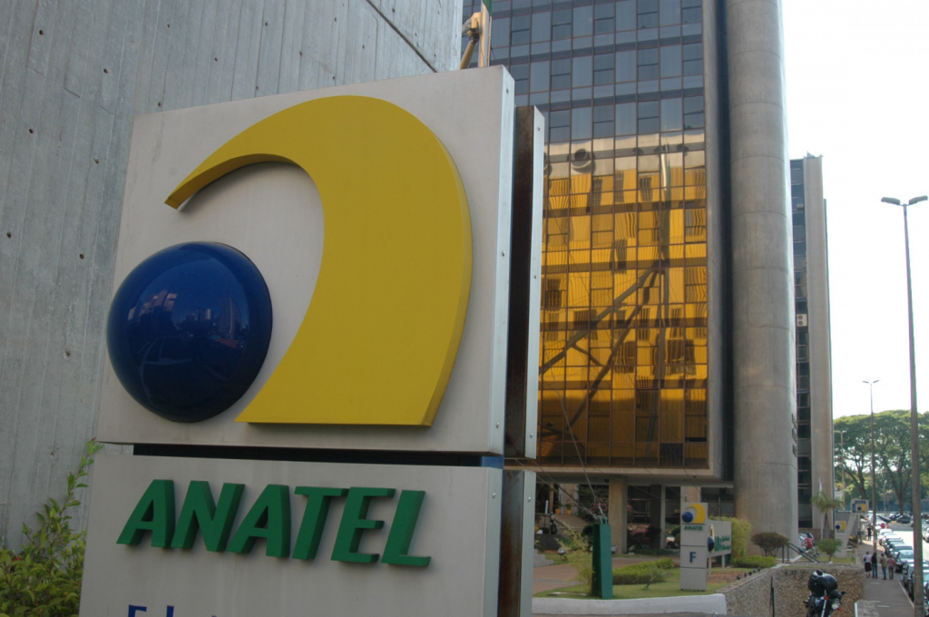 Anatel recebe intimação para suspender X do Brasil e tem 24 horas para comunicar operadoras