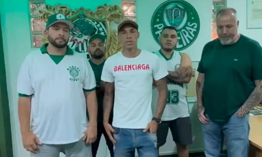 Breno Lopes vai à quadra da Mancha Verde e pede desculpa por mostrar o dedo do meio para a torcida do Palmeiras