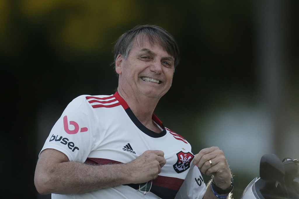 Flamengo recebe a visita de Bolsonaro em treino e confirma desfalques para jogo contra o Athletico-PR